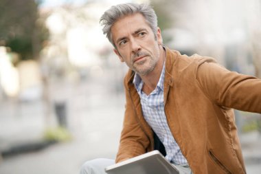 işadamı dijital tablet ile çalışma