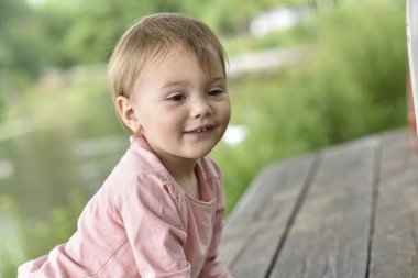 küçük kız oynamaya