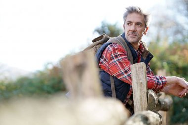 Uzun yürüyüşe çıkan kimse çit tarafından rahatlatıcı