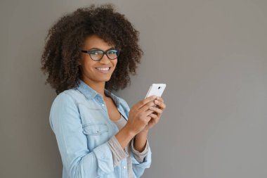  smartphone, izole kullanan kız