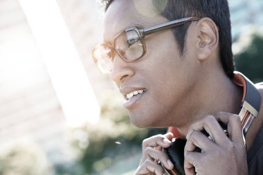 Müzik kulaklık ile gülümseyen adam 