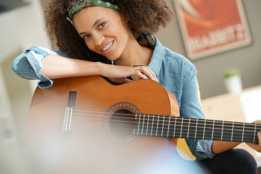 Gitar çalan kız