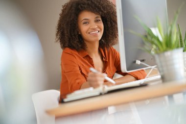 zakenvrouw werken op desktop computer