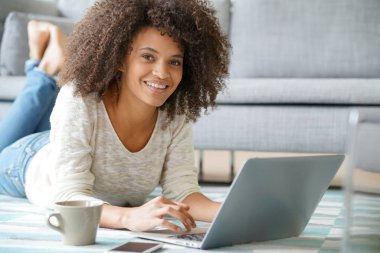 kadın websurfing dizüstü bilgisayar ile