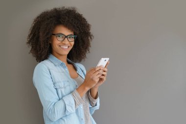  smartphone, izole kullanan kız