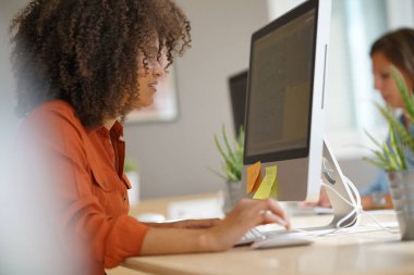 zakenvrouw werken op desktop computer