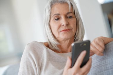 kadın kanepe smartphone kullanarak