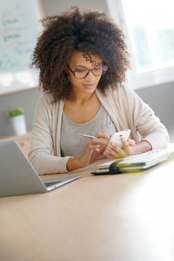  Evden çalışan kadın. 