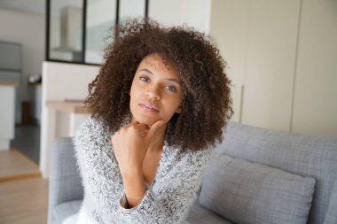 Kanepede dinlenen kadın.