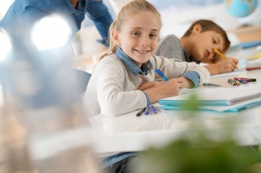 Sınıfta notlar alarak okul kız portresi              