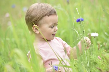 kır çiçeği alanında oynayan kız