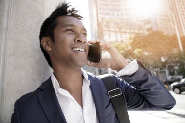 Akıllı telefon kullanan iş adamı 