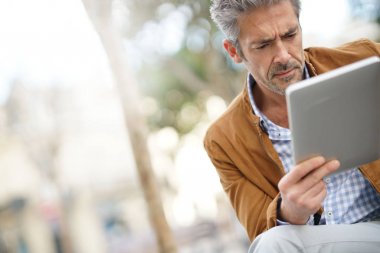 işadamı dijital tablet ile çalışma