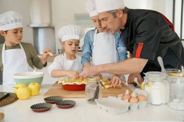 Cours de pâtisserie avec enfants — Photo