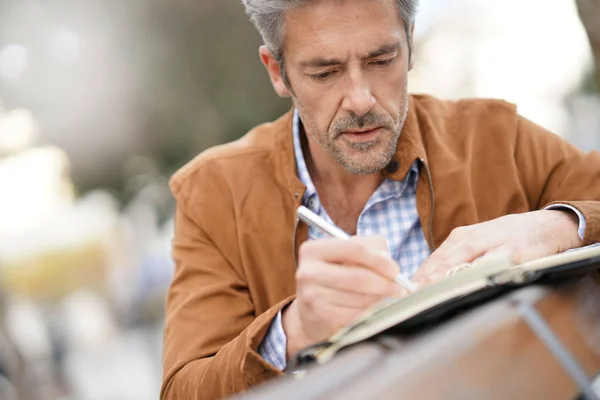 Uomo d'affari seduto sulla panchina pubblica , — Foto Stock