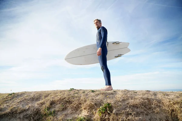 Surfista em pé na duna de areia — Fotografia de Stock