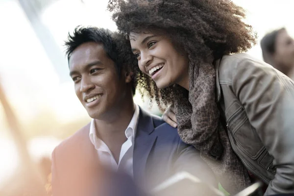 Fröhliches Paar bei einem Date — Stockfoto