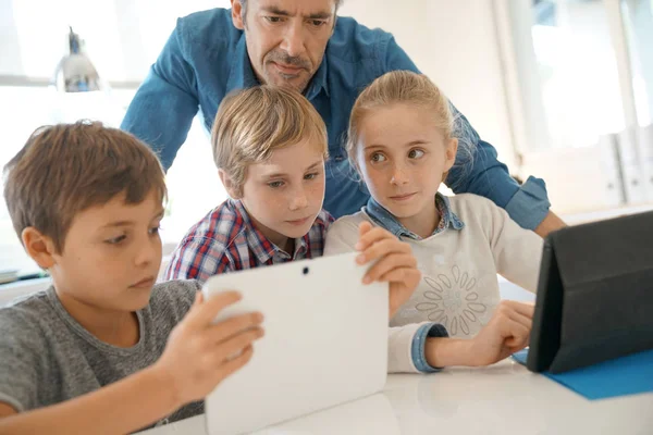 Crianças Sala Aula Aprendendo Com Tablet Digital — Fotografia de Stock
