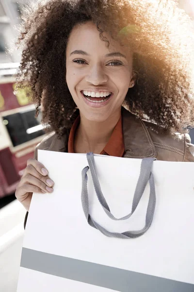 Fröhliches Mädchen beim Einkaufen — Stockfoto