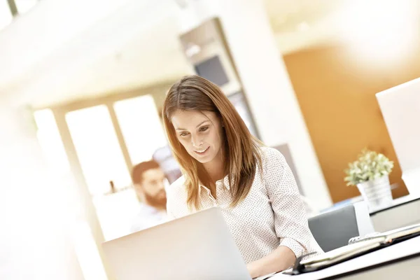 Geschäftsfrau arbeitet am Laptop — Stockfoto