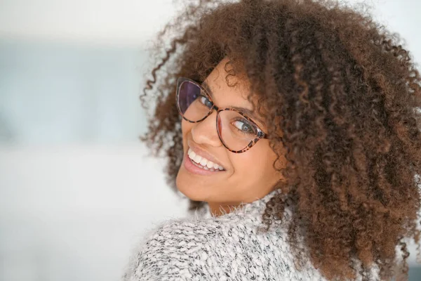 Женщина смешанной расы в очках — стоковое фото