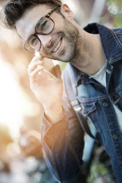 Fröhlicher Mann, der auf der Straße geht — Stockfoto