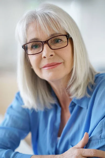 Mulher de negócios usando óculos — Fotografia de Stock