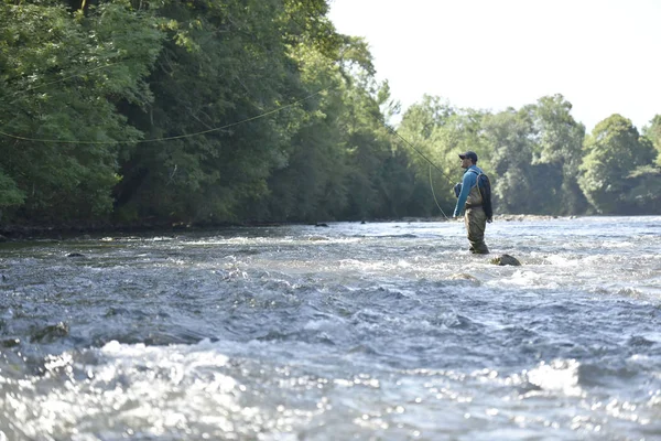 Pesca del pescatore di mosca nel fiume — Foto Stock