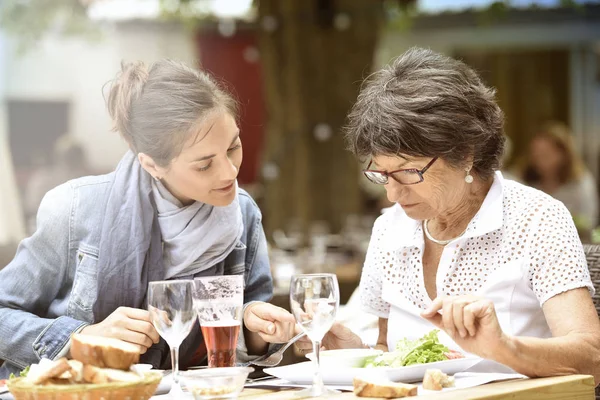 Kvinna med hemvårdare med lunch — Stockfoto