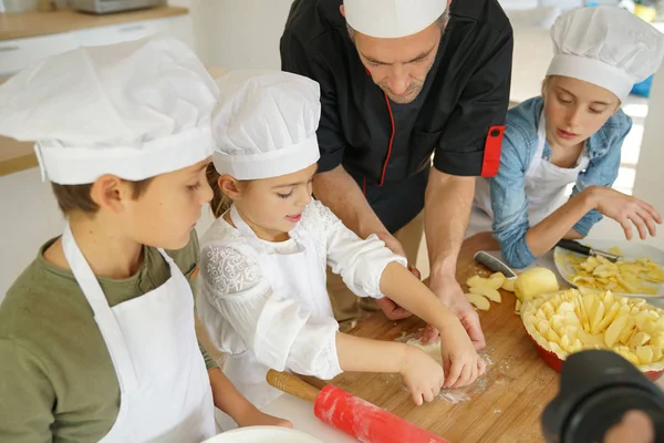 Clase de pastelería con niños —  Fotos de Stock