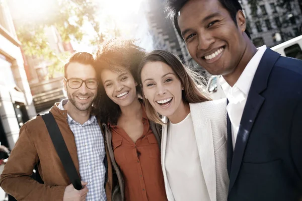 Junge Erwachsene haben Spaß — Stockfoto