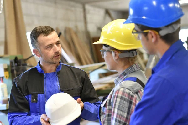 Insegnante di falegnameria dando istruzioni di sicurezza — Foto Stock