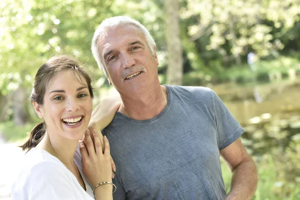 Homem com filha posando — Fotografia de Stock