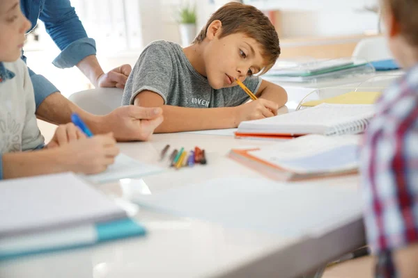 Kinder schreiben Notizen im Klassenzimmer — Stockfoto