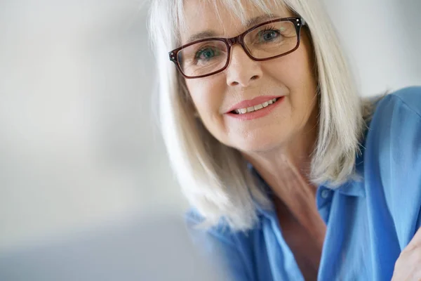 Pengusaha wanita memakai kacamata — Stok Foto