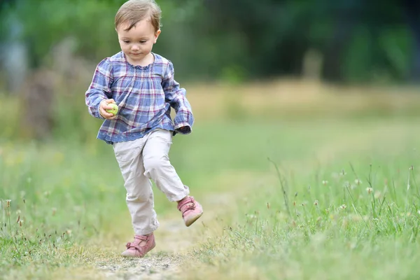 Bambina che corre — Foto Stock