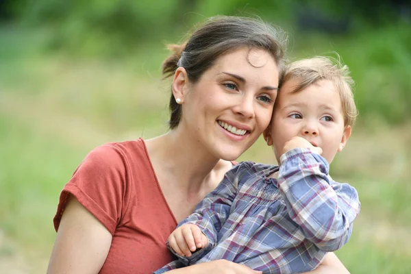 Mère et fille câlins — Photo