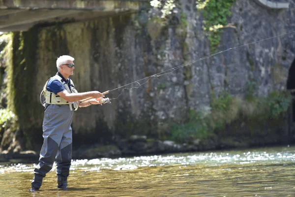 Fiskaren kastade fiske — Stockfoto