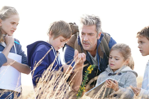 Profesor llevando niños al campo — Foto de Stock