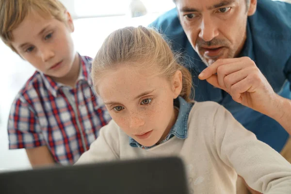 Bambini in classe che imparano — Foto Stock