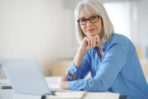 Femme d'affaires travaillant dans le bureau — Photo