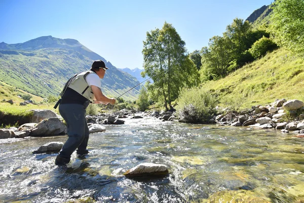 Pescador mosca pescando en el río —  Fotos de Stock