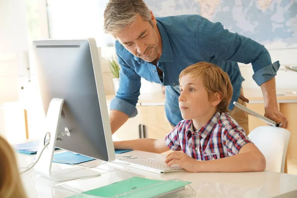 Scholier in computerlokaal — Stockfoto