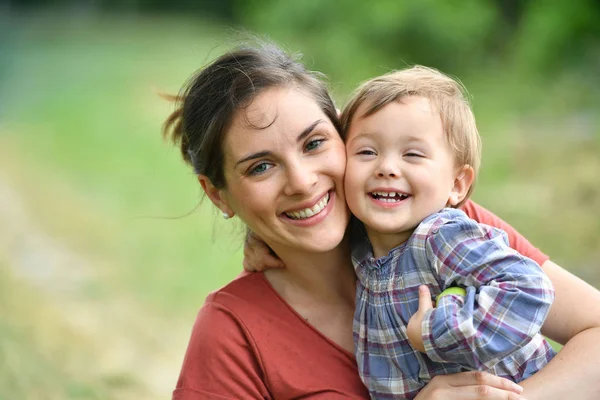 Mamma e figlia coccole — Foto Stock