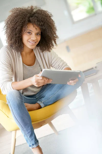 Frau surft auf digitalem Tablet — Stockfoto