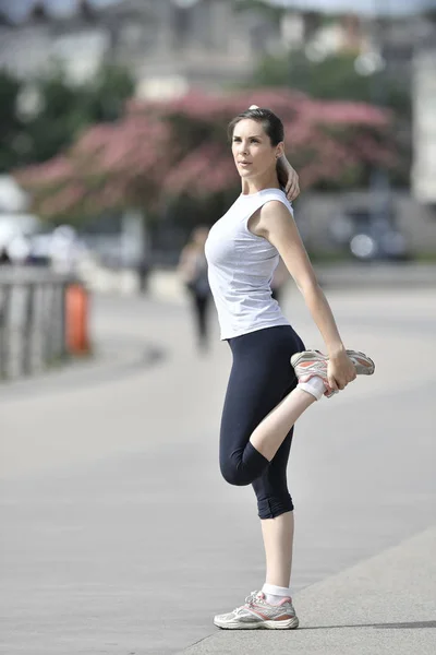 Chica estiramiento después de correr —  Fotos de Stock