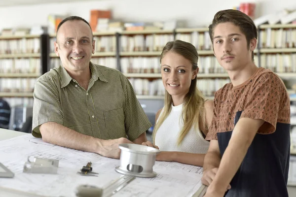 Mensen in engineering opleiding klas — Stockfoto