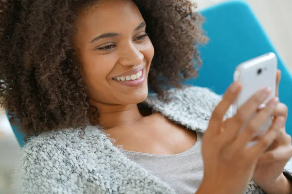 Umman evde smartphone kullanarak