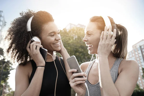 Meisjes luisteren naar muziek — Stockfoto