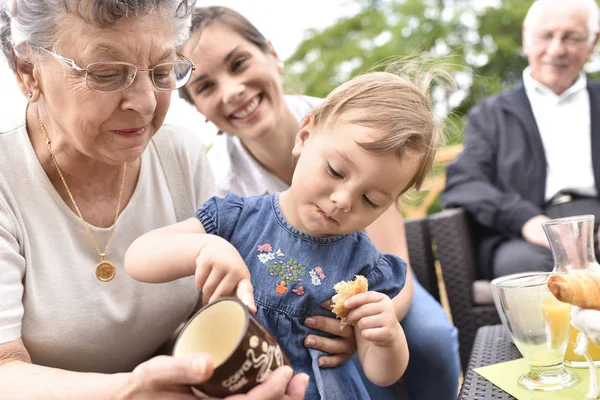 Nepoata în vizită la bunici — Fotografie, imagine de stoc